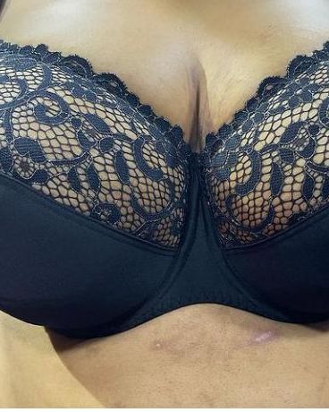 Black lace full-coverage bra